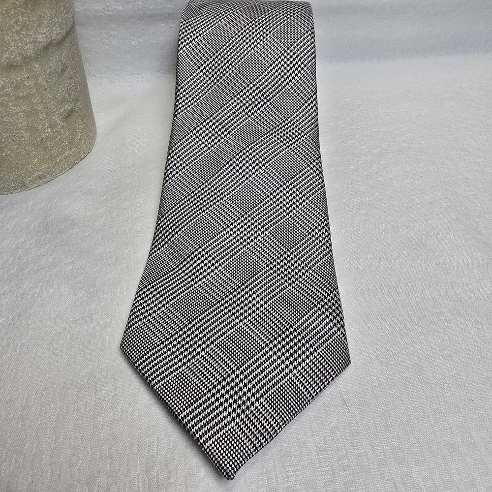 Comseta HoundstoothSophisticated Black and Gray Diagonal Pattern Tie